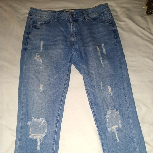 3/$20 Forever 21 distressed skinny jeans - Picture 1 of 3